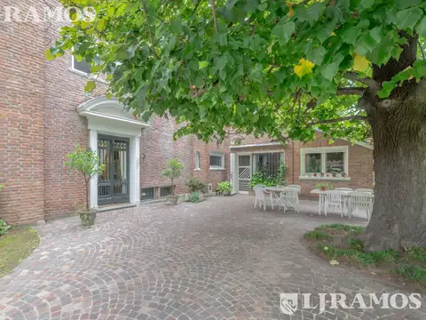 Casa 8 ambientes con 5 baños