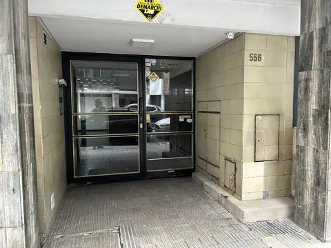 Departamento en alquiler de tres dormitorios con cochera centro