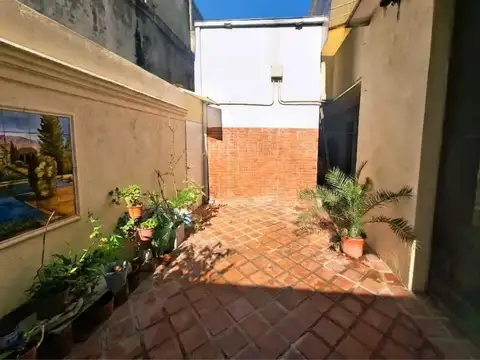 Departamento tipo casa de 3 ambientes c/local al frente