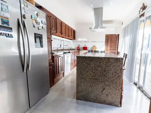 Excelente Casa a metros de Av. Blas Parera