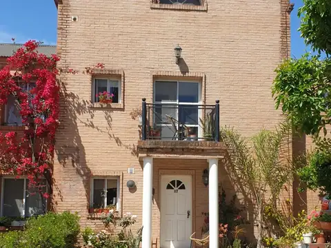 CASA 3 DORM., GALERIA y PARQUE EN VENTA EN PILAR