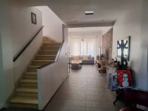 CASA 7 AMBIENTES EN VENTA CON PILETA PARQUE CHAS