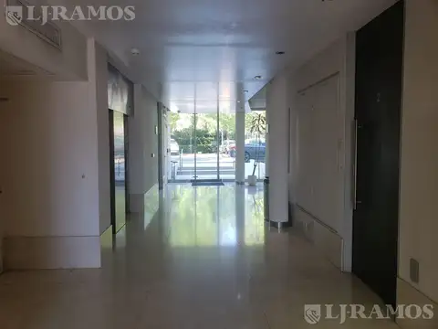 Oficina en Alquiler con 7 cocheras