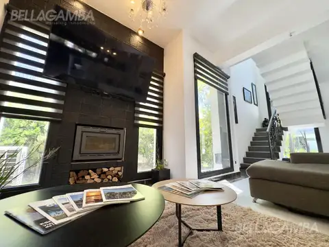 Casa en Venta con 2 cocheras