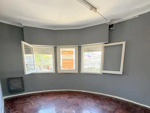 Oficina 4 amb primer piso por escalera en plena zona comercial de Alvear Martinez. Muy luminoso!