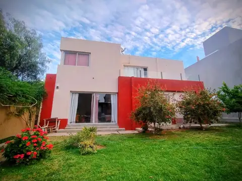 VENTA: CASA AMPLIA CON PISCINA , EN B° LAS PIRCAS 