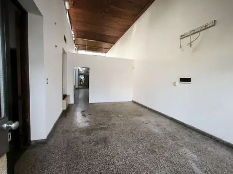 LOCAL CON AMPLIO FRENTE EN EL CORAZON DE VILLA URQUIZA