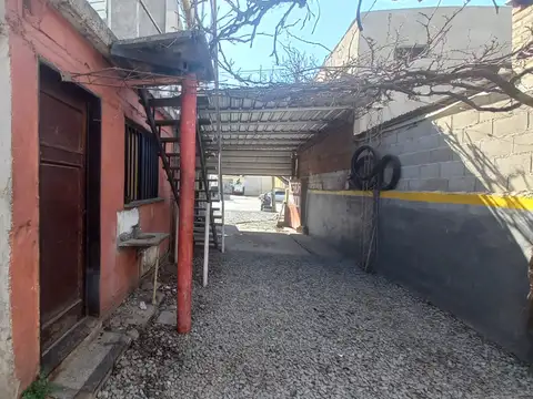 Locales mas galpón y casa a la venta en Bialet Masse. (C342)