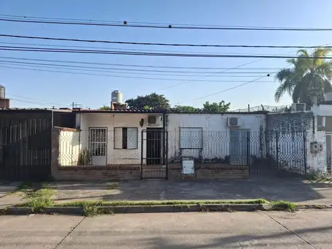 Casa en venta con Amplio Patio Verde. Barrio San Martín.