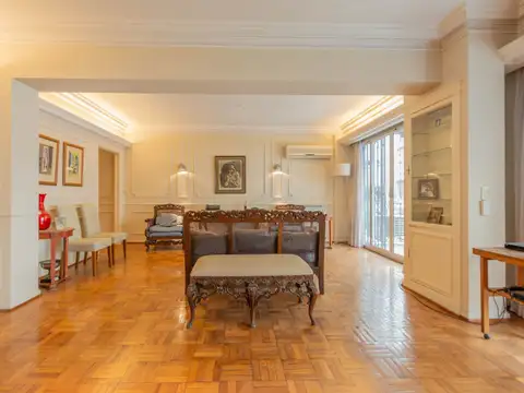 Depto con jardín de invierno y patio en RECOLETA