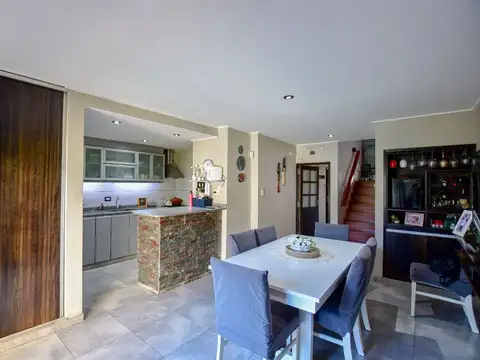 Casa en venta 3 dormitorios, pileta y cochera