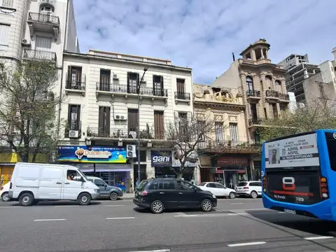 Departamento APTO PROFESIONAL, a la venta sobre avenida. Importante Zona comercial. CABA