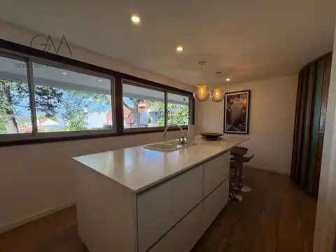 Casa en Alquiler Temporal con 3 cocheras