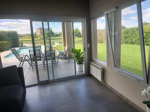 Casa en Venta con 3 cocheras