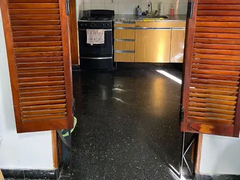 Lambare 1300 , Piso pb
