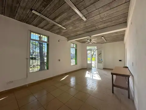 Local comercial sobre Avenida Eva Perón