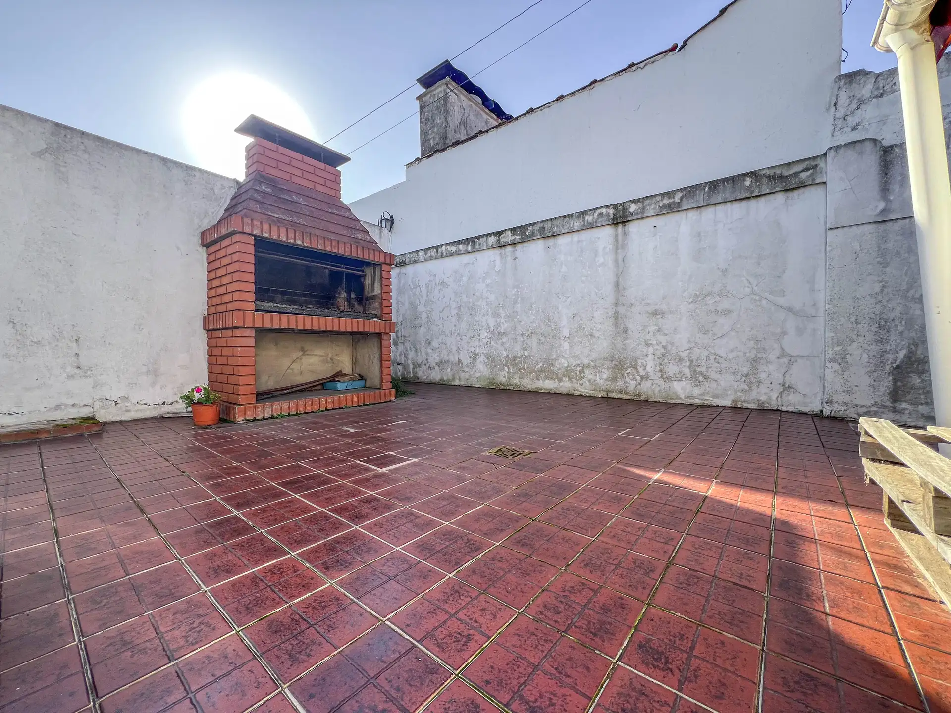 En block: Casa 3 amb. c/garage + Depto 2 amb. - Savio y 12 de Octubre