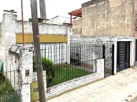 CASA EN LOTE PROPIO DE 3 DORMITORIOS + ESCRITORIO. POSEE EN SU FONDO UN DEPTO DE 2 AMBIENTES.