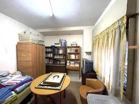 CASA EN LOTE PROPIO DE 3 DORMITORIOS + ESCRITORIO. POSEE EN SU FONDO UN DEPTO DE 2 AMBIENTES.