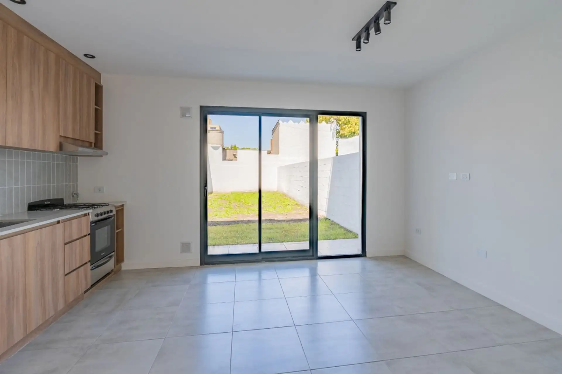 venta de departamento 2 ambientes con parque y patio
