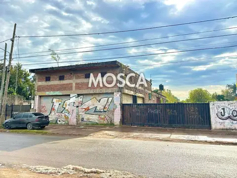 Depósito sobre lote de 2600 m2 en Moreno