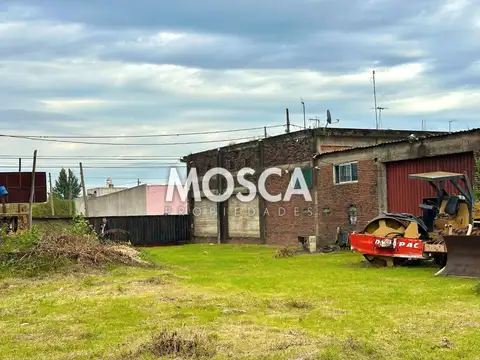 Depósito sobre lote de 2600 m2 en Moreno