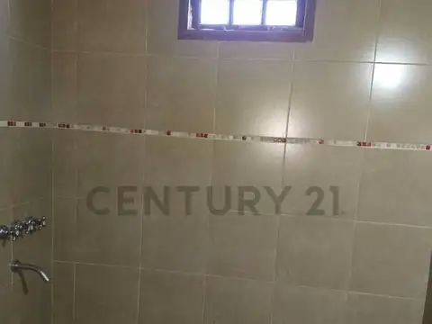 Casa en venta en J Arditi. Sobre lote de 1825 m2.