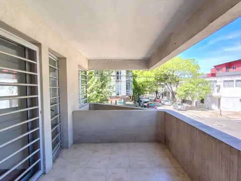 MODERNO - AL FRENTE - COCHERA FIJA CUBIERTA - DOS BALCONES ATERRAZADOS