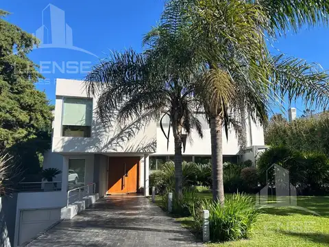 Casa 4 ambientes con pileta en venta - Abril Club De Campo