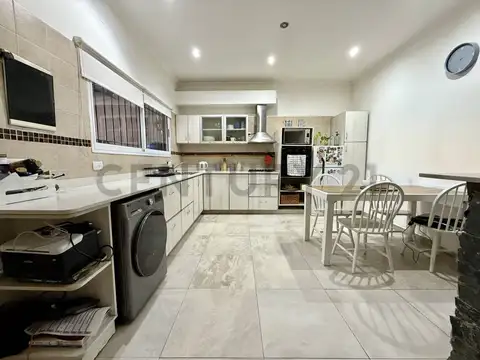 ALQUILER PH 6 AMBIENTES, CONSULTORIO INDEPENDIENTE, CASTELAR