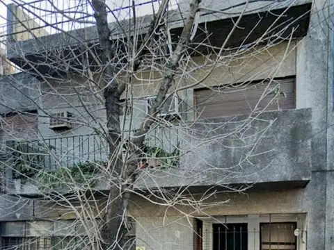 CASA CON 8 DEPARTAMENTOS Y 1 LOCAL ALQUILADO