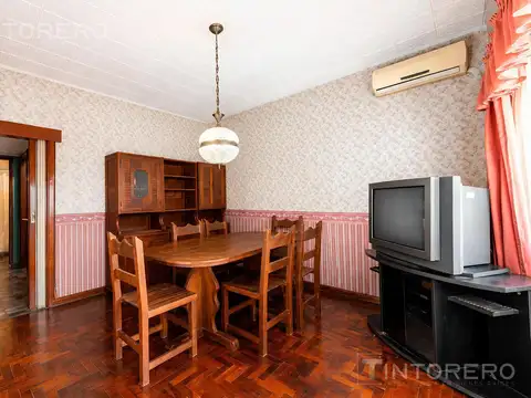 Casa en venta de 4 ambientes con patio, parrilla y cochera en Morón.