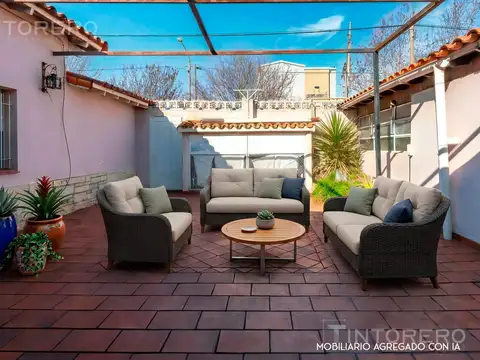 Casa en venta de 4 ambientes con patio, parrilla y cochera en Morón.