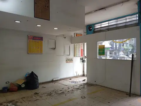 Local comercial en pleno Flores - Ideal para varios rubros - Con muy buen frente