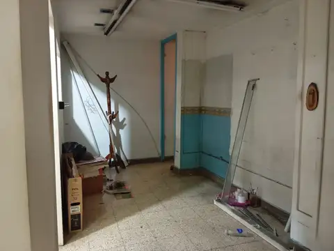 Local comercial en pleno Flores - Ideal para varios rubros - Con muy buen frente