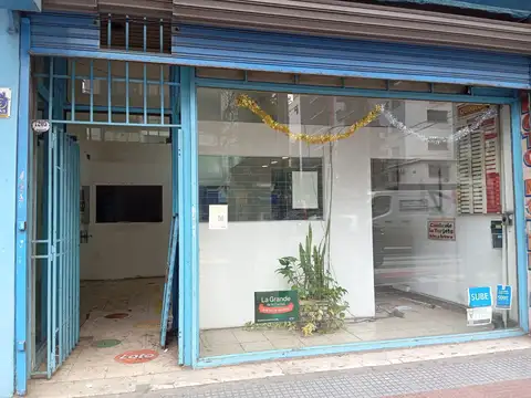 Local comercial en pleno Flores - Ideal para varios rubros - Con muy buen frente
