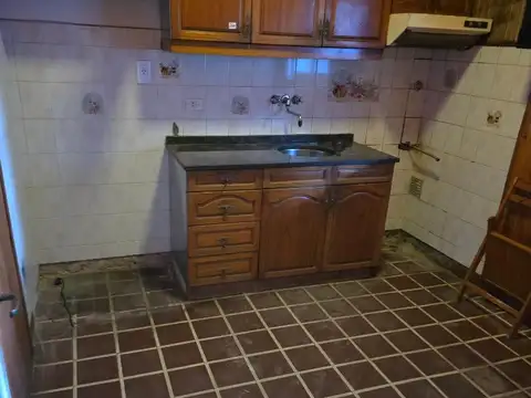 CASA A RECICLAR CON PATIO Y TERRAZA