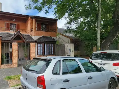 EXCELENTE CHALET DE 4 AMBIENTES CON COCHERA Y JARDIN