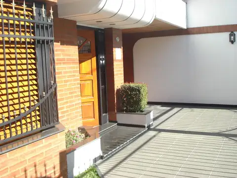 Casa 5 ambientes con 3 baños