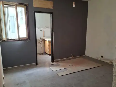 Venta departamento 3 amb a refaccionar 1° piso x escalera
