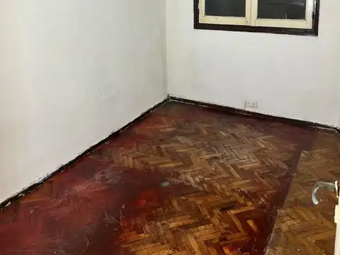 Venta departamento 3 amb a refaccionar 1° piso x escalera