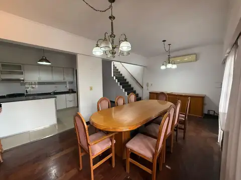 importante Casa en  venta con oficina en PB.