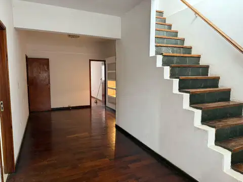 importante Casa en  venta con oficina en PB.