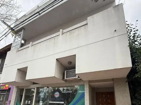 Venta  de amplia casa con  oficina en PB.