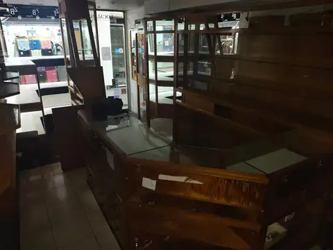 Excelente local comercial distribuido en 3 niveles dentro de la emblemática Galería Vía Florencia