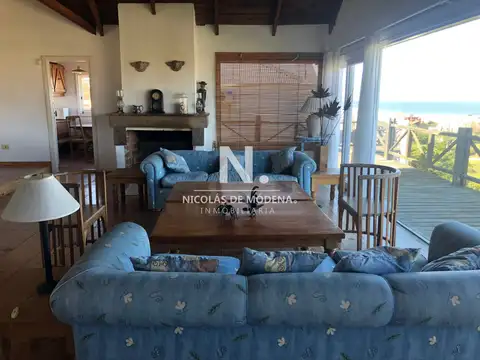 Impecable casa sobre gan superficie de terreno.