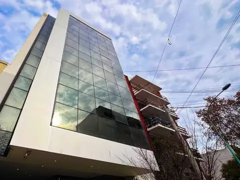 VENTA OFICINA AL FRENTE EN LA PERLA CON COCHERA