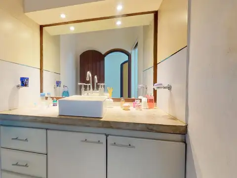 Casa en Venta con 3 cocheras