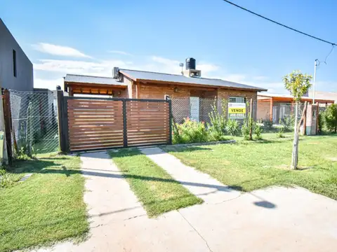 Casa en venta 2 dormitorios con pileta en Punta Chacra,Roldán