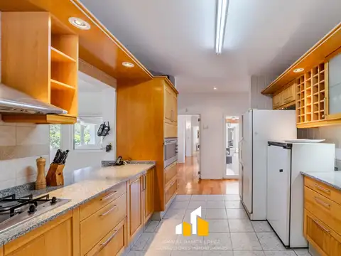 Casa 14 ambientes con 6 baños